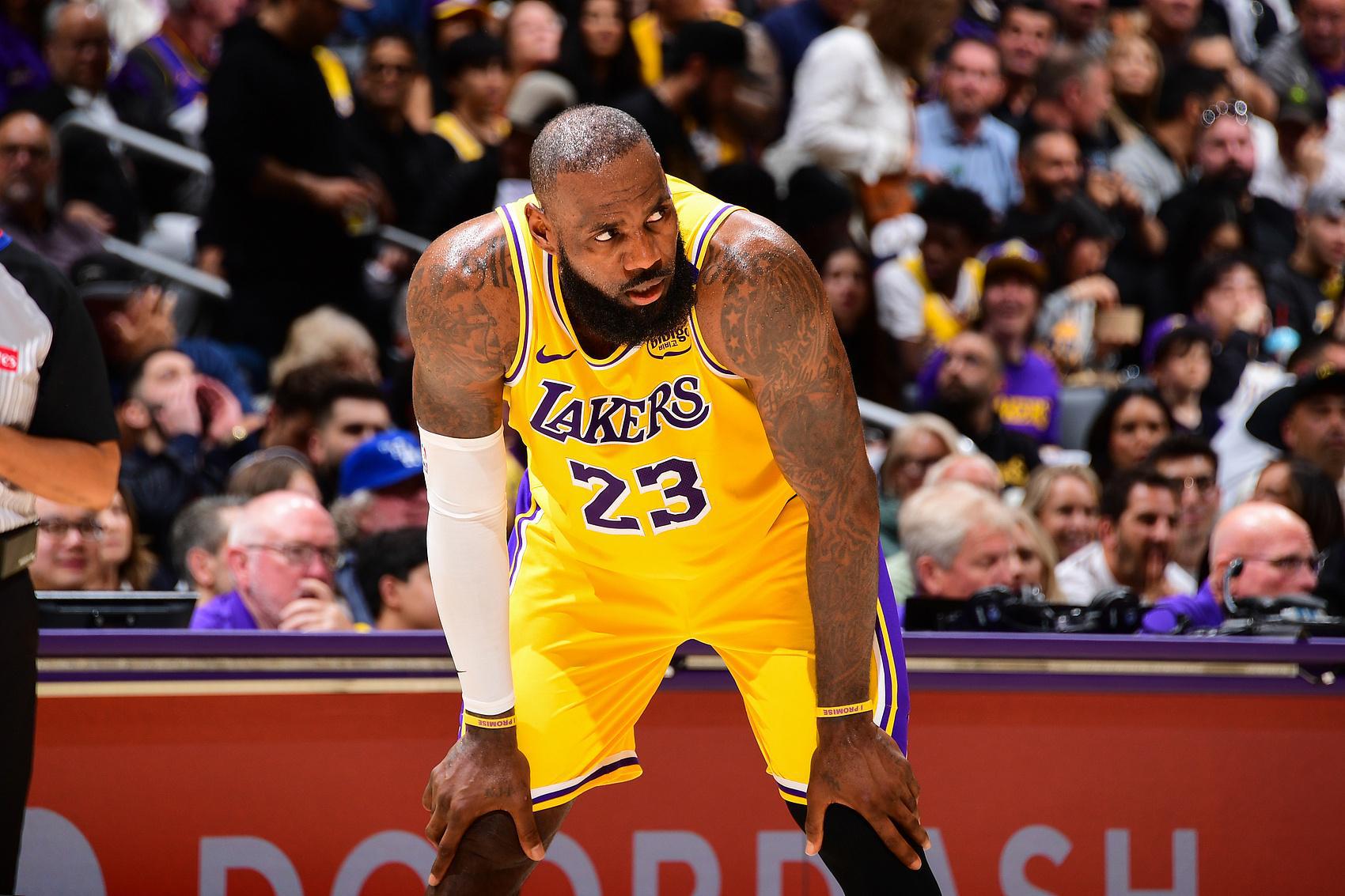 湖记：詹姆斯可能跳出球员选项 和其他球队签两年接近顶薪的合同