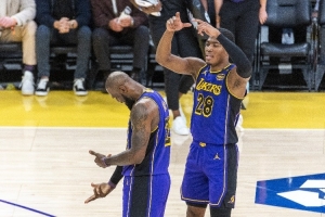 马健：老詹八村刚复出&amp;强行提升防守有2次受伤风险 掉第6不太可能