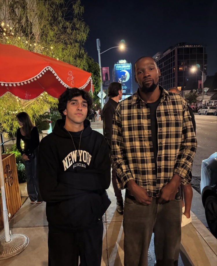 vip 注册-杜兰特与球迷合影&amp;依旧气质独特 后面疑似乌度卡