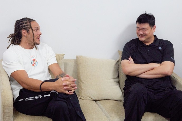 乐鱼体育APP-中国行球星频频拜访姚明，媒体分享戈登与姚明合影瞬间