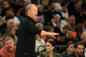 乐鱼体育登录入口-布登：我们防守轮转不够敏锐 绿军进攻执行力强于我们防守