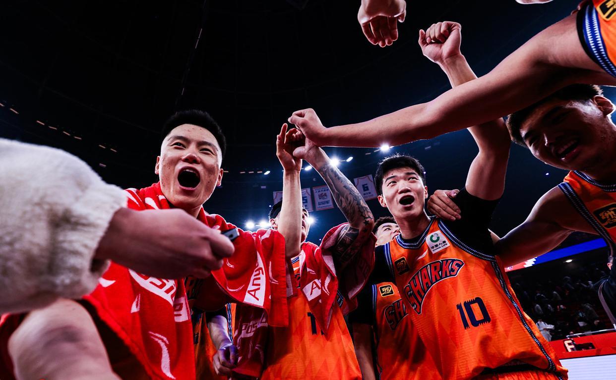 Leyu Sports-CBA上海19人名单！7名球员续约，王哲林再打3年，张镇麟强势加盟