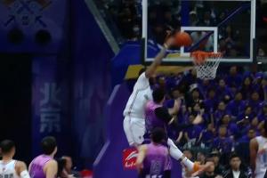 NBA十佳球级别的隔扣！克里斯快攻接球霸王张弓砸扣沈梓捷！